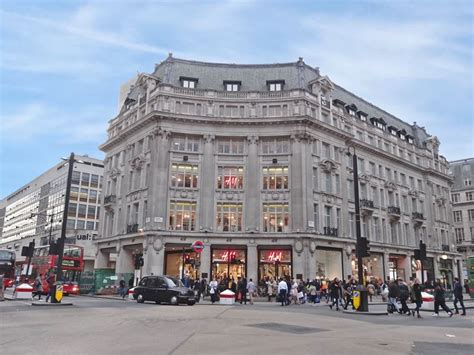 Entdecken Sie Londons führendes Perückengeschäft an der Oxford Street