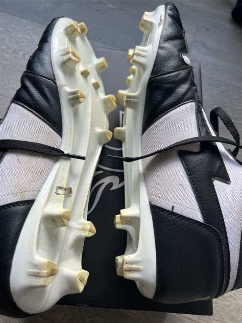 Enzo cleats. Description. Enzo Tuxedo low top. Worn 4 times. Same cleats seen played in by Tyreek Hill. Buy and sell with athletes everywhere. Join more than 1 million athletes buying and selling on SidelineSwap. Save up to 70% on quality new and used gear, sold by athletes just like you. Shop safely with our buyer guarantee. 