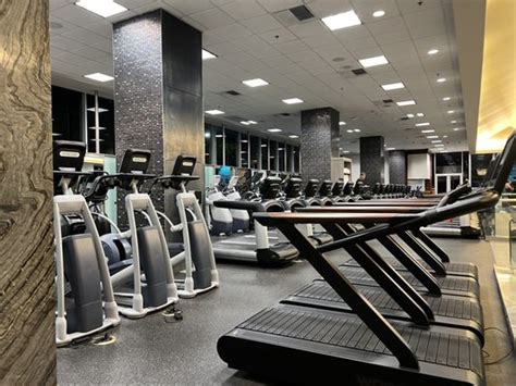 Equinox beverly hills. 30- 50% discounts on all Equinox products and services including Personal Training, Private Pilates, Spa and Café’ services and Shop items Pay Transparency : $44.00 per session, $20.00 / hr (non session work), ability to earn bonus pay. 