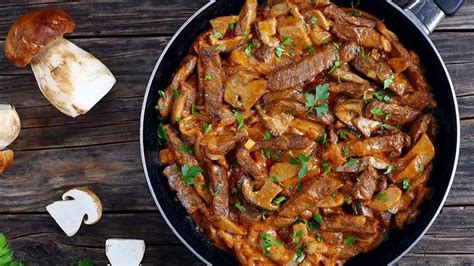 
Er wird oft mit Schweinefleisch zubereitet