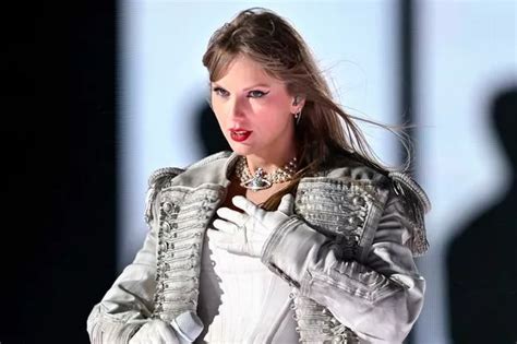 Eras tour last stop. Jun 2, 2023 · The Eras Tour is going global. After keeping fans waiting for months, Taylor Swift announced Friday (June 2) that she’s bringing her best-selling show to Latin America with summer and autumn ... 