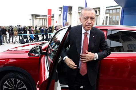 Erdoğan back on the campaign trail after falling ill earlier this week