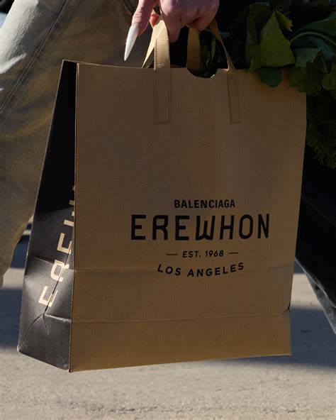 Erewhon balenciaga. Dec 3, 2023 · Kim Kardashian made a fashion statement at the Balenciaga 2024 pre-fall show in Los Angeles over the weekend. ... it was a Balenciaga x Erewhon one that was made as part of the fashion brand's ... 