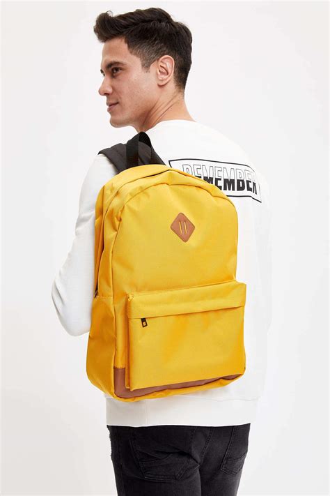 Erkek sarı sırt çantası