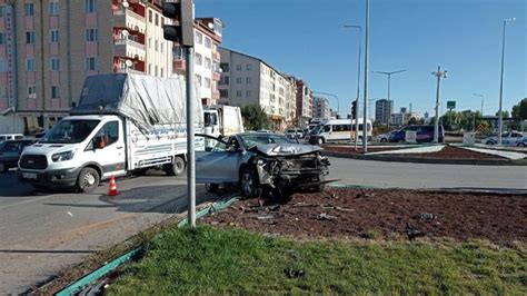 Erzincan’da iki otomobil çarpıştı: 1’i ağır 3 yaralıs
