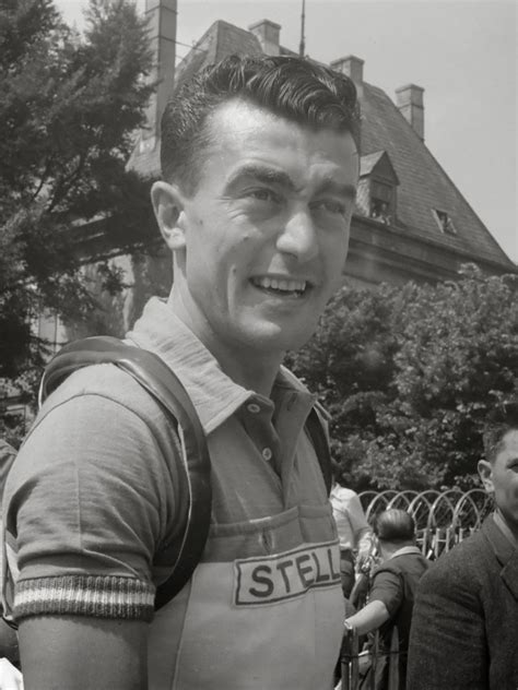 Es bobet. Louison Bobet ( Saint Méen le Grand, Ille y Vilaine, Francia, 12 de marzo de 1925- Biarritz, 13 de marzo de 1983) 1 fue un ciclista francés, primer corredor en ganar el Tour de Francia en tres ediciones consecutivas, prueba en la que obtuvo un total de 12 victorias de etapa. En el Giro de Italia logró asimismo un total de 2 victorias de etapa. 