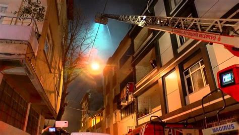 Esenler'de binanın çatı katında çıkan yangın 2 binaya sıçradı - Güncel haberler