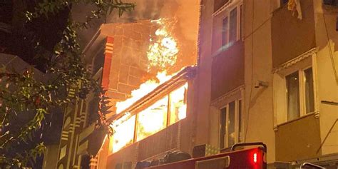 Esenler’de 2 katlı binanın çatı katı alev alev yandı