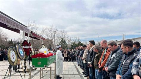 Eskişehir’de trafik kazasında hayatını kaybeden öğretim üyesi ve kızı son yolculuğuna uğurlandıs