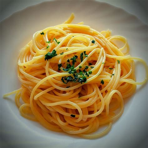 Espaguetis - Para cocinar espaguetis en olla GM, vierte litro y medio de agua en el envase. Luego programa una temperatura de 100°C por un lapso de 6 minutos, luego de los cuales añade la sal y los espaguetis. Ahora coloca la tapa de la olla, y programa a la misma temperatura de 100°C pero por 12 minutos.