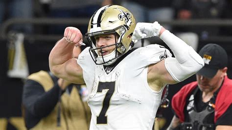 Football player Drew Brees lives in New Orleans, Louisiana. Drew Brees serves as the quarterback for the New Orleans Saints. Brees was born in Austin, Texas and later moved to Loui.... 