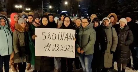Esposas y madres rusas piden a Putin que deje de enviar hombres reclutados “al matadero”