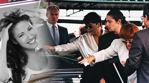 Esposo selena quintanilla funeral. Los Ángeles, Estados Unidos La muerte de Selena Quintanilla en 1995 conmocionó al mundo de la música y miles de seguidores acudieron a su velorio para dar el último adiós a la reina del Tex-mex. 