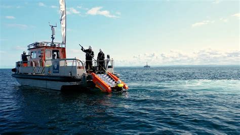 Este bote salvavidas no tripulado podría rescatar por sí solo a personas que se están ahogando