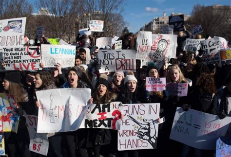 Estudiantes protestan en contra de oficiales armados en George Washington University