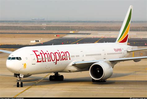  What is Ethiopian Airlines' allowed size and weight for carry-on baggage in Economy class? In Economy class with Ethiopian Airlines, passengers are allowed 1 piece of hand luggage with a maximum weight of 7 kg and a maximum dimensions equal to 23 x 40 x 55 (cm) . . 