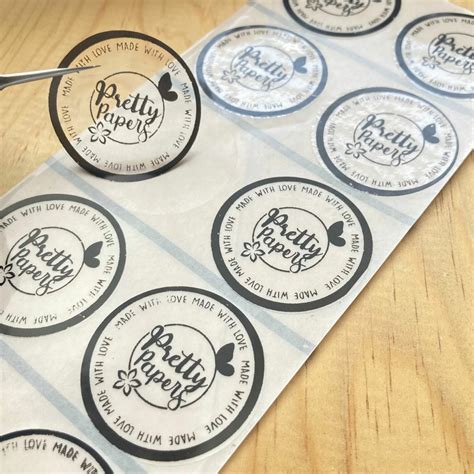 Na Wunderlabel, você pode personalizar etiquetas de tecido, algodão, lavagem, couro e hang tags com seu logotipo, texto ou símbolo. Veja as vantagens, as opções de design …. 