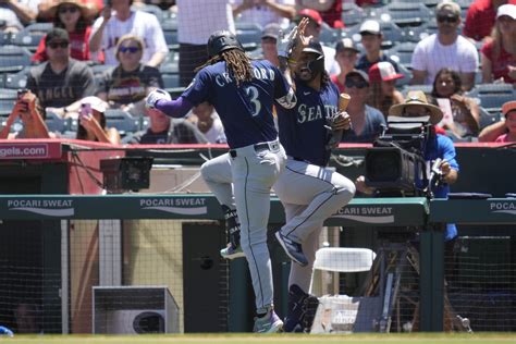 Eugenio Suárez delivers in 10th inning, Mariners sweep Angels with 3-2 victory
