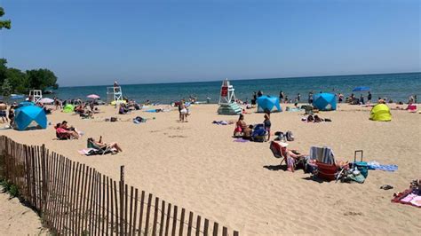 Information for Evanston beach visitors about masks, restrooms, water fountains and hours were released by city officials. Published July 1, 2020 • Updated on July 1, 2020 at 11:59 am Getty Images
