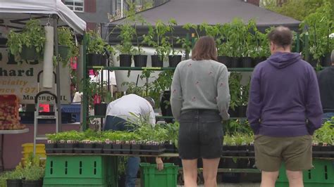Evanston hosts first farmer's market of the spring