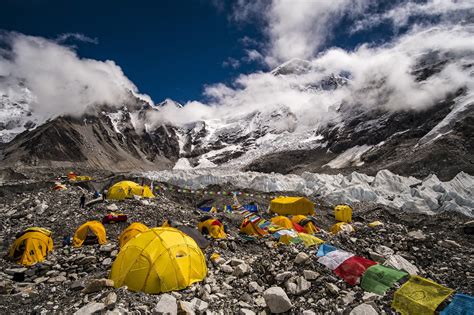Everest base camp 1 50 000. - Halliwells film and video guide 2002 by leslie halliwell.