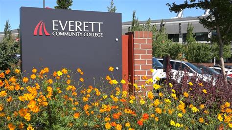 Everett cc. Many professional healthcare careers require a bachelor or graduate degree, including chiropractic medicine, dental hygiene, dentistry, medicine, nutrition and dietetics, nursing transfer, occupational therapy, optometry, pharmacy, physical therapy and veterinary medicine. EvCC offers the freshman- and sophomore-level math, science and other ... 