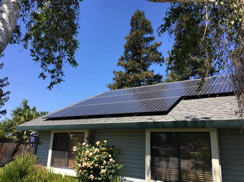 Evergreen solar. Evergreen forests have long, cold winters lasting six months or longer. The summers are rainy and have moderate temperatures ranging from 20 to 70 degrees Fahrenheit. Summer and wi... 