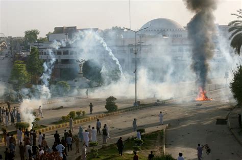 Ex-Pakistani PM arrested, sparking widespread violence
