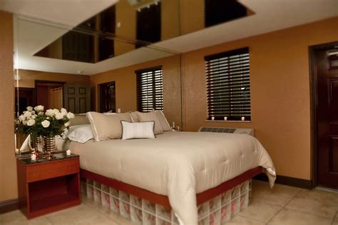 Executive fantasy hotel. Enjoy a fantasy room with a dance pole, disco lights and a Jacuzzi at the Miami Executive Hotel. This property offers garage entry rooms, free wifi, flat panel TVs … 