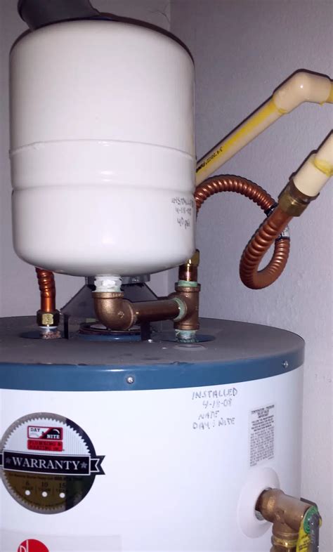 Expansion tank on water heater. A water heater expansion tank looks like a small version of a well pump pressure tank, and it works on basically the same principle. A typical expansion tank is a metal cylinder with a rounded top and bottom that has a volume from 2 to 5 gallons. It has a water inlet on one end and an air valve similar to the one on a bicycle tire on the other. 