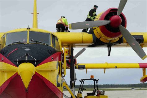 Experts worry about Canadian water bomber expertise with rising demand, aging fleets