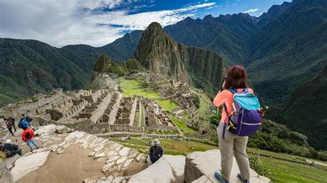 Expulsan a dos turistas extranjeros por intentar tomarse fotografías desnudos en Machu Picchu