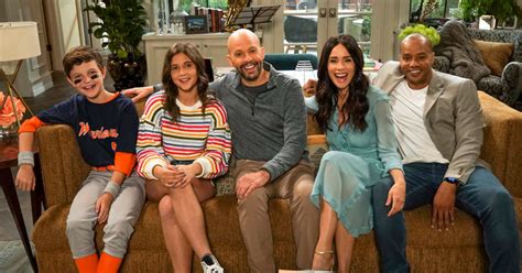 Extended family show. Dec 28, 2023 · The creation of writer-actor-producer Mike O’Malley starring Mr. Cryer and Abigail Spencer, “Extended Family” is based on two pillars of classical sitcom philosophy—people’s intentions ... 