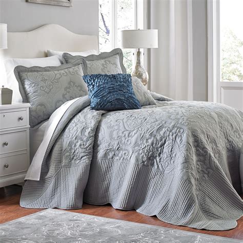 A king size bedspread typically measures 110 inches wide by 96 inches long. It is designed to fit a standard king size mattress, which measures 76 inches wide by 80 inches long, with a 4 inch drop on each side. Depending on the style you choose, a king size bedspread may also have matching shams and pillowcases to complete your look.. 