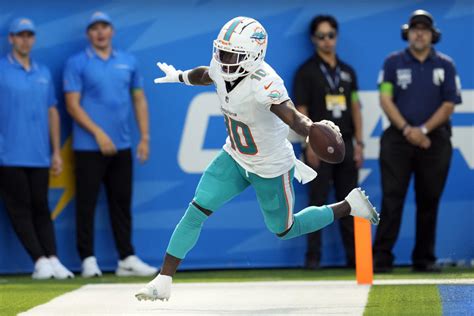 Extra work and familiarity with the Dolphins’ system are helping Tyreek Hill excel