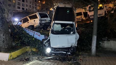 Eyüpsultan''da araç sürücüsü virajı alamadı: Çay bahçesine uçtu