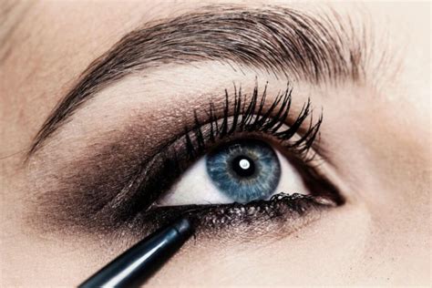 Eyeliner for sensitive eyes. Liquid liners have a huge variety of colors and mixtures but are more prone to bothering sensitive eyes. Pros: + Large Selection of Colors + Serums Can Be Added In. Cons: - More Chemicals - Goes Bad Faster ‍ The Basics of Picking The Best Eyeliner for Sensitive Eyes. Even eyeliner has a few basics you should look into before buying a stick. 