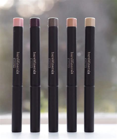 Eyeshadow sticks. Apply Eyeshadow 101 straight from the tube to your lids. For mess-free results, use the built in smudger to soften harsh edges or create smoky eyes. Finish blending before the shadow sets to a waterproof finish. You have about 45 seconds. 