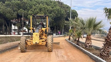 Ezine Belediyesi, Ezine Kamu Kampüsü ve Şehir Merkezi Bağlantı Yolu’nda sıcak asfalt çalışması başlattı