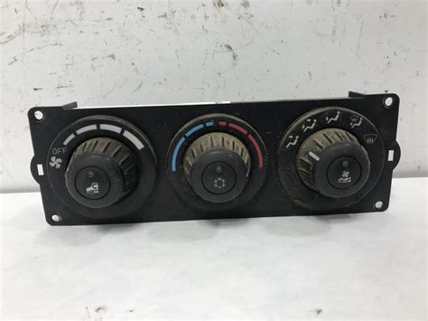 Used but in good working condition Paccar F21-1013-11-000 temperature controller for Kenworth/Peterbilt. 