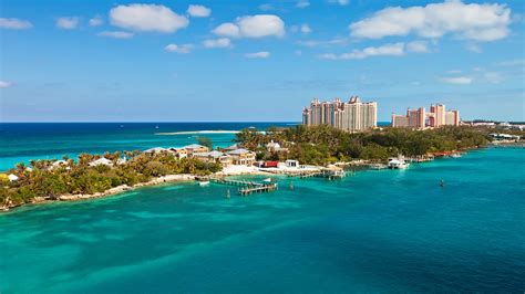 FAQ: How Big Is The Island Of Nassau Bahamas?