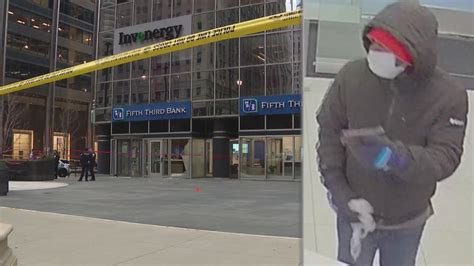 FBI: Search on for suspect who robbed bank in Chicago's Loop