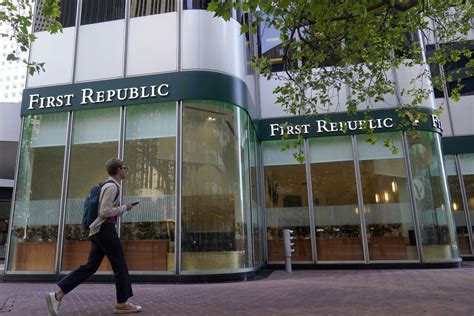 FDIC, Wall Street scramble to pull together sale of First Republic Bank