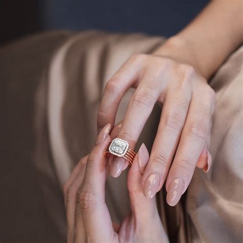 FEZ PIRLANTA & MÜCEVHERAT Evlilik teklifi yüzüklerinde dikkat. 