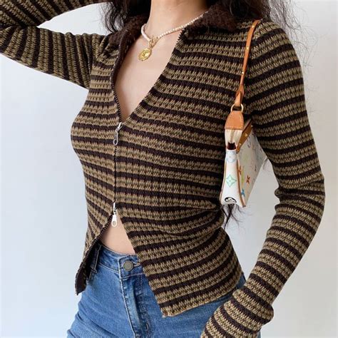 FILM KATE handmade 90s & Ford Bronco 249 lagu populer legging maroon foto model facebook private video call image 1