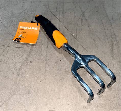 Fiskars Ergo Cultivator for Digging, Aerating Soil, and ... - Amazon - raincitystudios.com