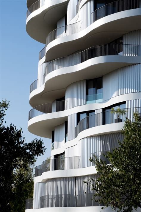 Folie Divine / Farshid Moussavi Architecture - ArchDaily - balustradellc