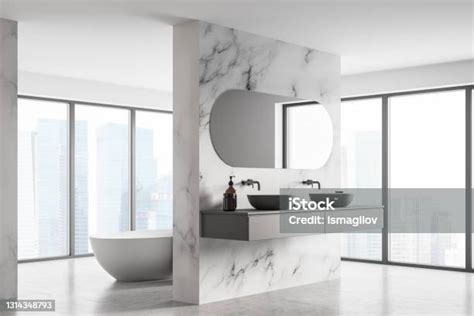 Foto Kamar mandi modern dengan wastafel ganda dan bak mandi berdiri ... - balustradellc