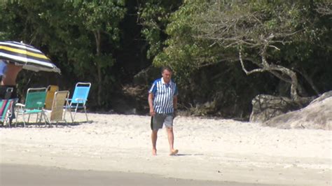 FOTOS: De biquíni, Michelle Bolsonaro brinca em praia de …