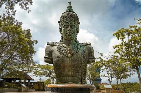 Fungsi Patung; Ciri-ciri dan Contohnya - Penjelasan Detil - muktibox.com